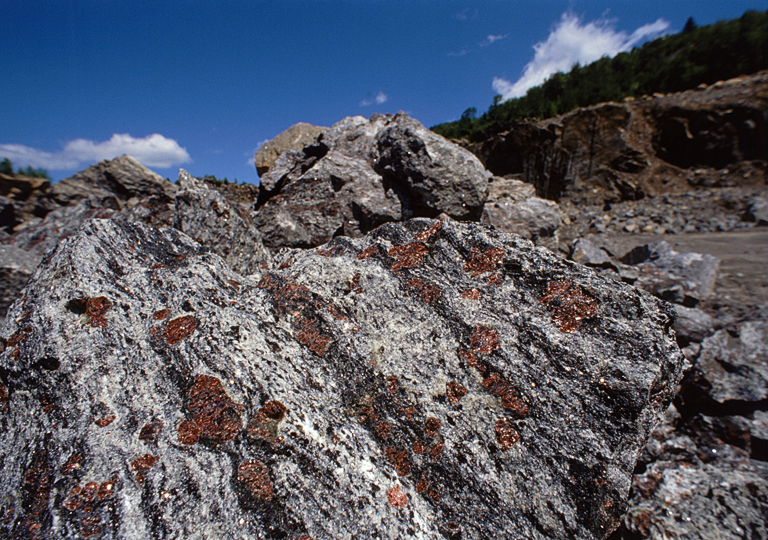 massive garnets in Gore Mountain amphibolite complex